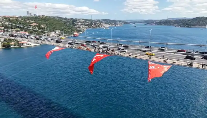 Türk Bayrağı, İkonik Köprüye Asıldı: Ulusal Birliğin Simgesi