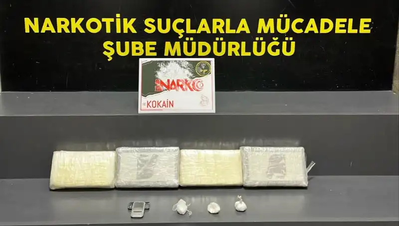 İzmir'de Uyuşturucu Operasyonuyla Büyük Sıçrama: 1 Ton Narkotik Ele Geçirildi