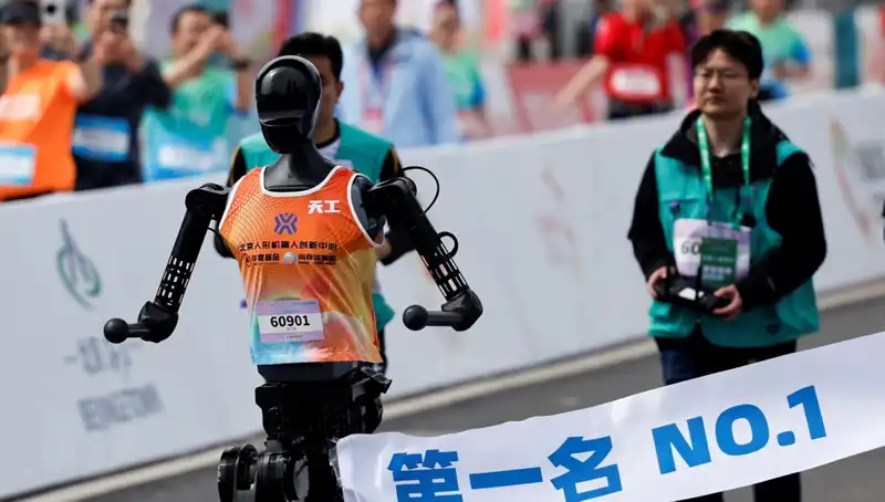 Çinli Robotlar İnsanlarla Maraton Koştu: Yapay Zeka Yarışında Rekor Kırıldı