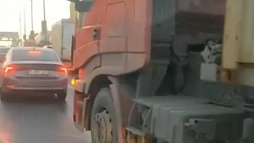 D-100 Karayolu'nda Yol Verme Kavgası: TIR'a Saldırı Anları Kamerada!