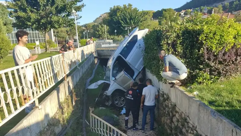 Muğla'da Direksiyon Kırınca Kazadan Kılpayı Kurtuluş