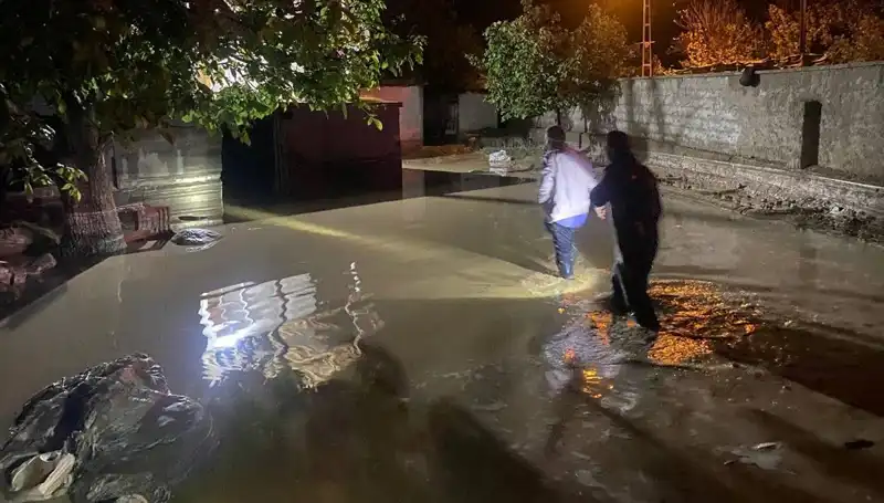 Kısa Sürede Gelen Yağış Felakete Neden Oldu: 1 Ev Çöktü