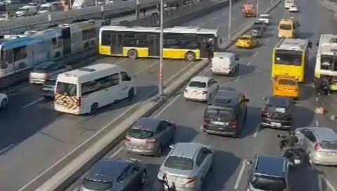 İETT Otobüsü İki Araca Çarptı: Trafik Felç Oldu!