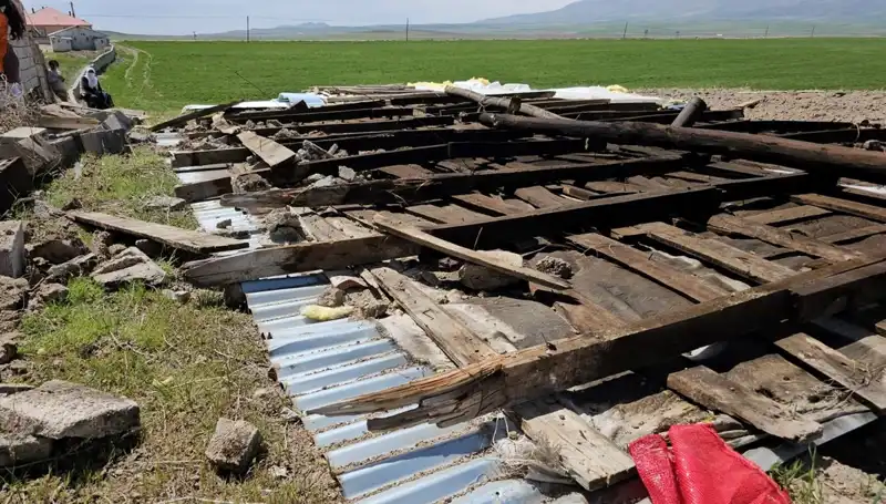 Bitlis’te Şiddetli Fırtına: Çatılar Uçtu, Hayatı Olumsuz Etkiledi