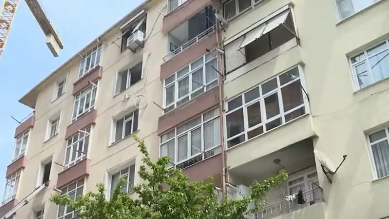 İstanbul'da Kolonları Patlayan Site: 96 Daire Acil Tahliye Edildi