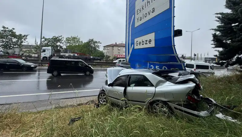 Trafik Levzasına Çarparak Kaza Yapan Araçta Tek Yaralı