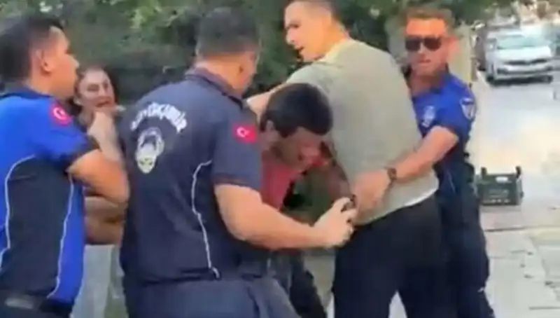 Seyyar Satıcıya Zabıta Tarafından Sokak Ortasında Dayak İddiası