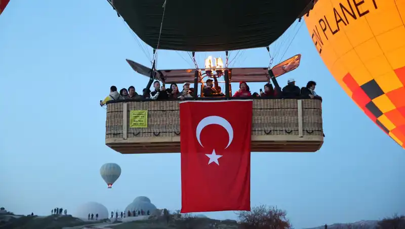 Kapadokya'da Türk Bayraklarıyla Balonlar Gökyüzünü Renklendirdi