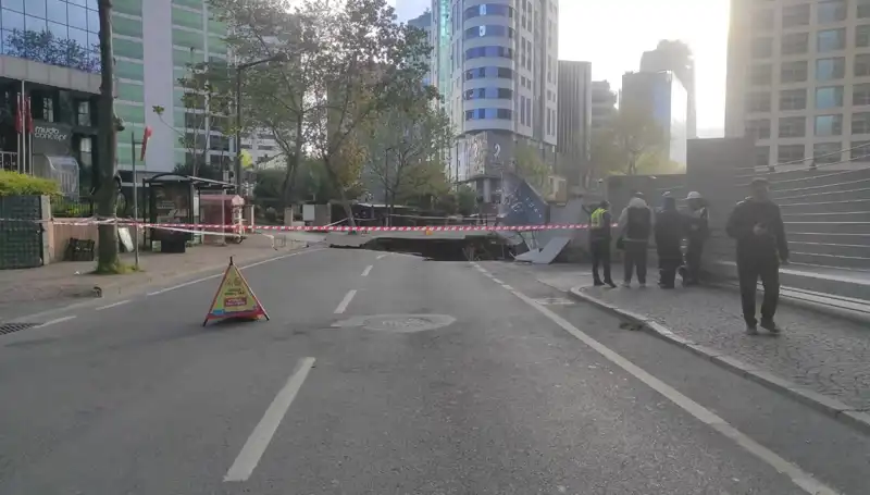 Sarıyer'de Büyük Şok: Yol Çöktü, Cadde Trafiğe Kapalı!