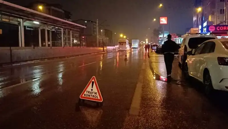 Bursa’da Kaza Sonrası Güvenlik Önlemi Alan Polise Kamyonet Çarptı