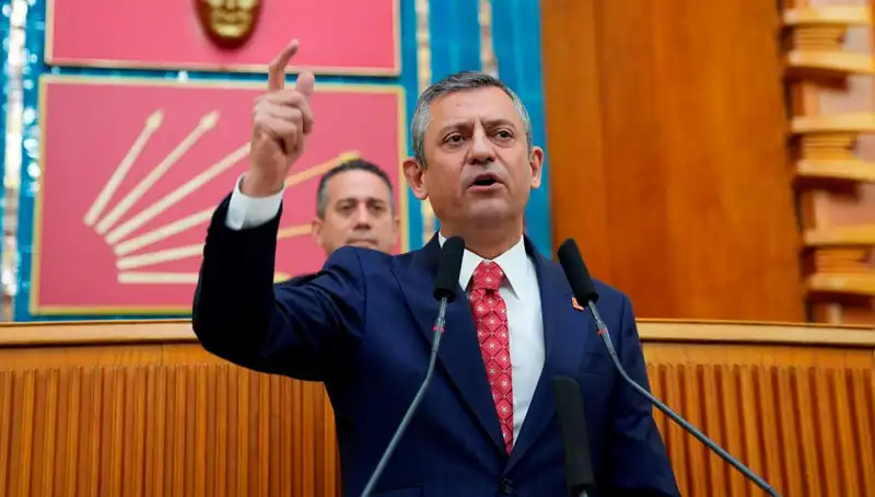 Özgür Özel'den İBB Soruşturmasına Sert Tepki: Siyasi Sıcak Gelişmeler