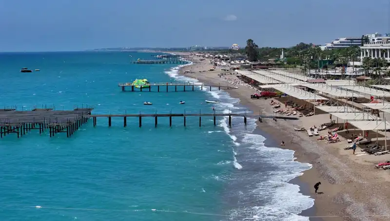 Antalya Sahillerinde Güneşli Hava: Tatilciler İçin Büyüleyici Bir Deneyim