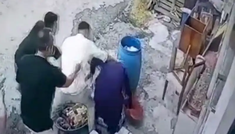 Başakşehir'de Bidon Kavgası Kanlı Bitti: Baba ve Oğul Gözaltında