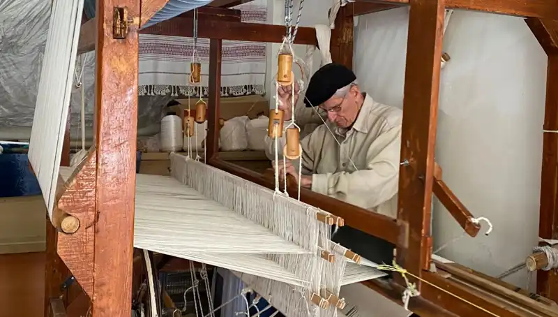 62 Yıldır İlgisini Kaybetmeyen Usta: İpleri Sanata Dönüştürüyor