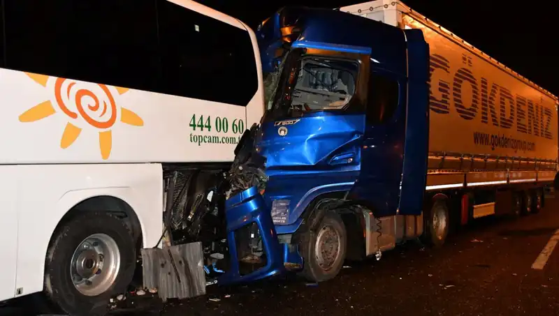 Tur Otobüsü Tırla Çarpıştı, 13 Kişi Yaralandı: Olayın Detayları