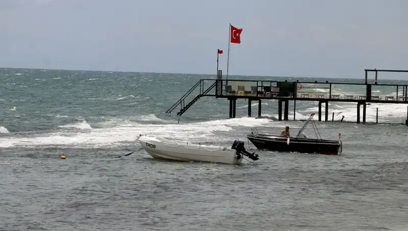 Poyraz Rüzgarı Etkisini Artırdı, Plajlar ve Denizde Tehlike Uyarıları Yapıldı