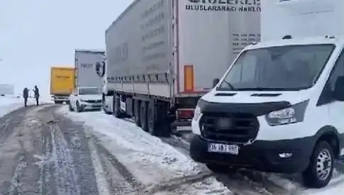 Kars-Ardahan Karayolunda Etkili Kar Yağışı: TIR'lar Yolda Kaldı