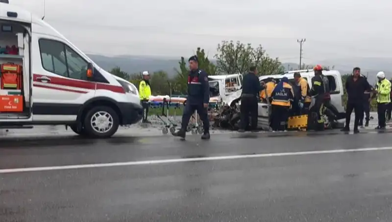 Denizli'de Korkunç Kaza: İki Araç Kafa Kafaya Çarpıştı, 5 Yaralı