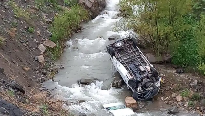 Hakkari'de Minibüs Devrildi: Trajik Kaza 2 Hayat Kaybına Yol Açtı