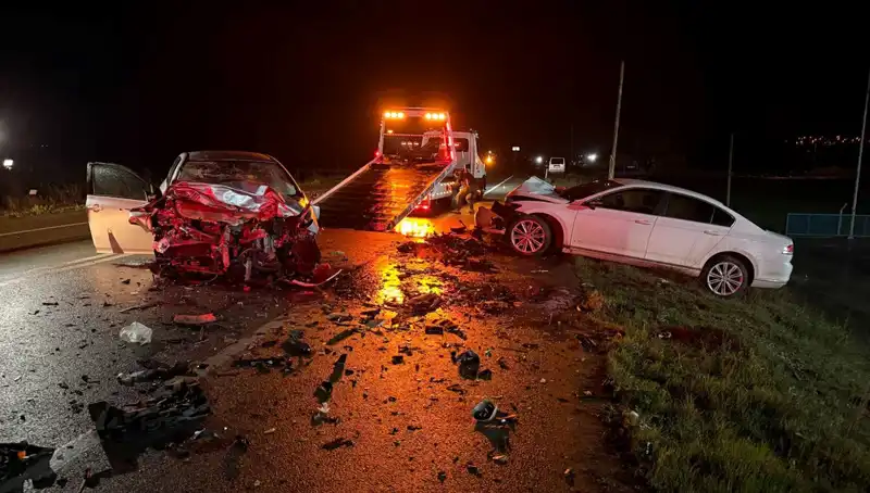 Çanakkale'de Korkunç Kaza: İki Araç Kafa Kafaya Çarpıştı, 3 Can Gitti