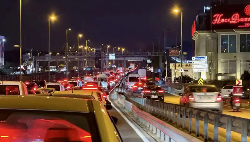 Yenibosna Metrobüs Yaya Üst Geçidinde Beklenen Çalışmalar Başlıyor