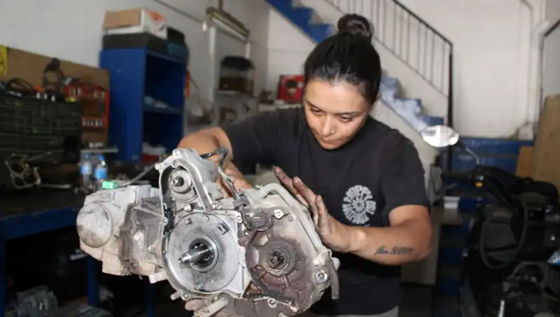 Eşinin Çırak Bulamadığı Dükkan, 33 Yaşındaki Hayriye'yi Motor Ustası Yaptı!