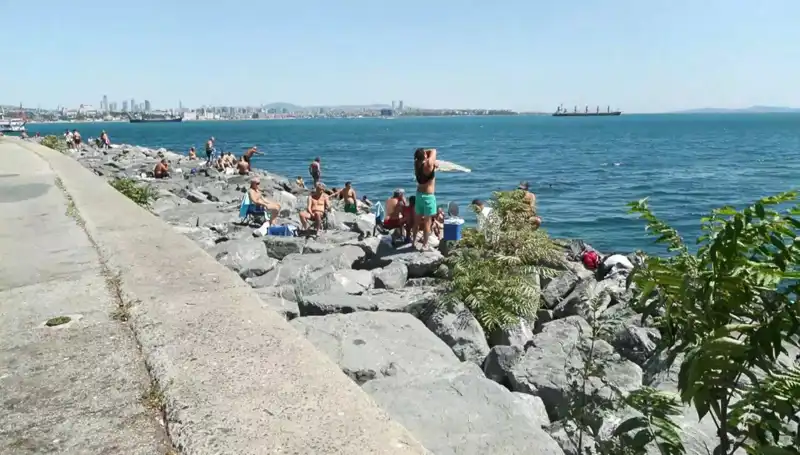 İstanbul'da Hava Sıcaklıkları Yükseliyor, İstanbullular Sahile Akın Etti!