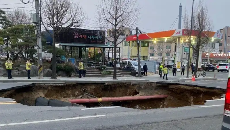 Güney Kore'de Motosikletin Yutulduğu Dev Çukur: Kayıp ve Yaralı Var