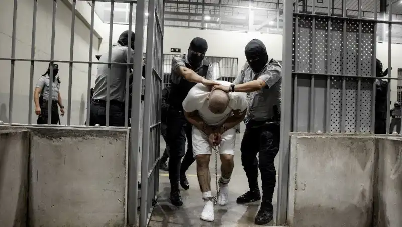Trump'ın Cehennem Gibi Yüzleşmesi: El Salvador'daki Göçmen Krizi
