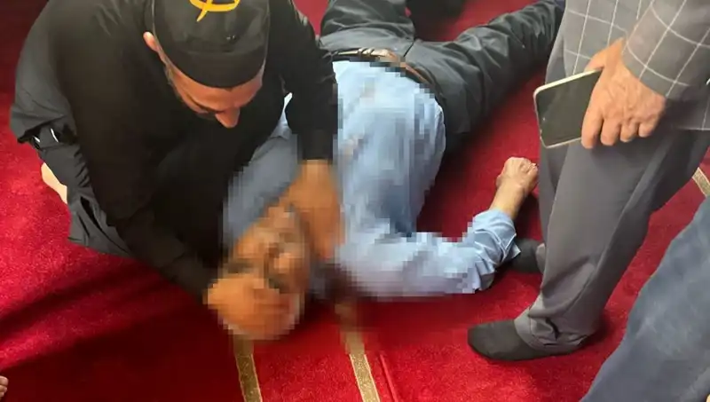 Camide Namaz Kılan Adam Bıçakla Saldırıya Uğradı!