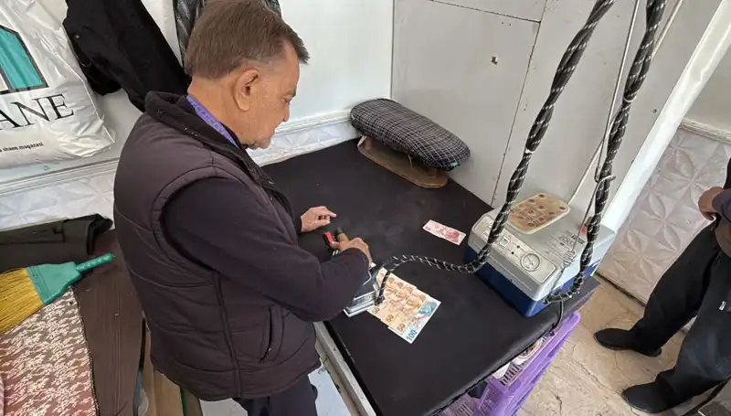 47 Yıllık Terzi Ahmet’in Dikkat Çeken Para Ütüleme Alışkanlığı