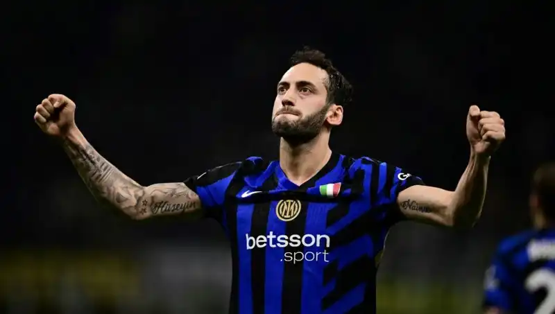 Hakan Çalhanoğlu Tatilde, Ancak Inter Kampa Ulaşmayı Bekliyor!