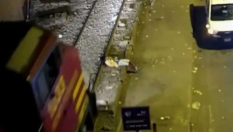 Mekanizmalara Meydan Okuyan Mucize: Tren Çarpan Adamın İnanılmaz Kurtuluşu