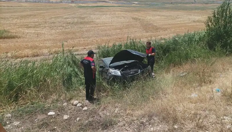 Otomobil Şarampole Uçtu: İki Kişi Yaralandı, Olayın Ayrıntıları Şoke Ediyor