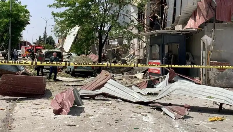 Gaziantep'teki Fabrika Patlaması: Çok Sayıda Yaralı ve Acil Durum Ekipleri İşi Sürdürüyor