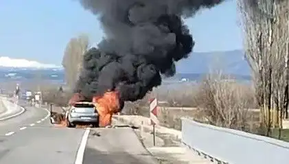 Kütahya'da Otomobil Yangını: Seyir Halindeki Araç Alev Alev Yandı