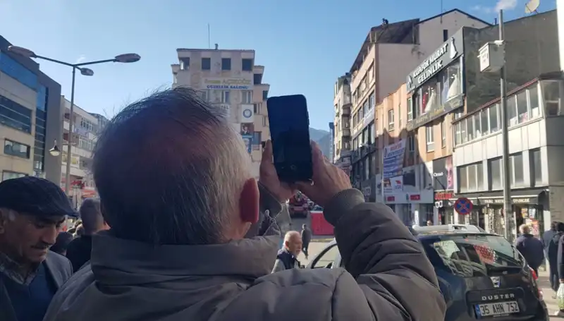 Çatıya Çıkan Kişiyi Görmek İçin Nefes Kesen Yarış Sonrası Sokaklarda Coşku