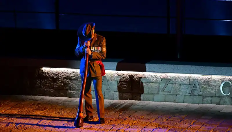 Anzak Koyu'nda Şafak Ayini: Anma Geleneği Zihinlerde Yeniden Canlandı