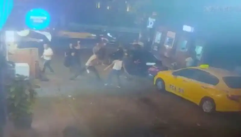 Beyoğlu'nda Göz Dolduran Kavga: Laf Atma Meselesi Kanlı Bitti!