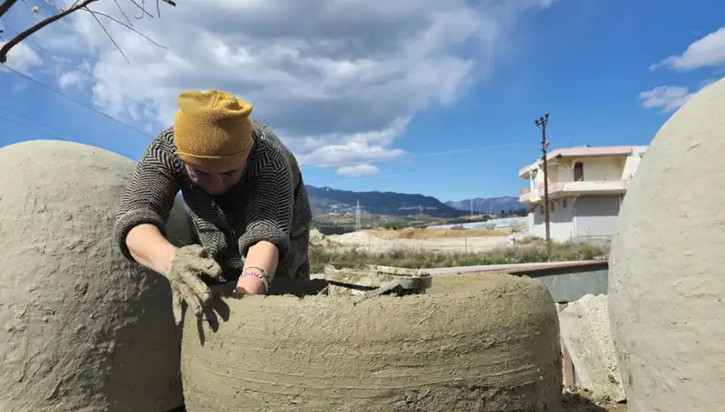 Hatay’da Kadınların Killi Toprakla Yaptığı El Sanatlarıyla Geçim Mücadelesi
