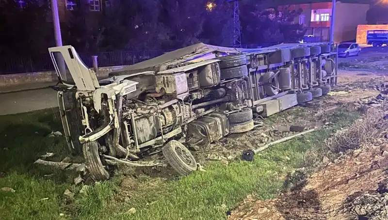 TIR Devrildi: Kazanın Ardında Yatan Nedenler ve Yaralıların Durumu