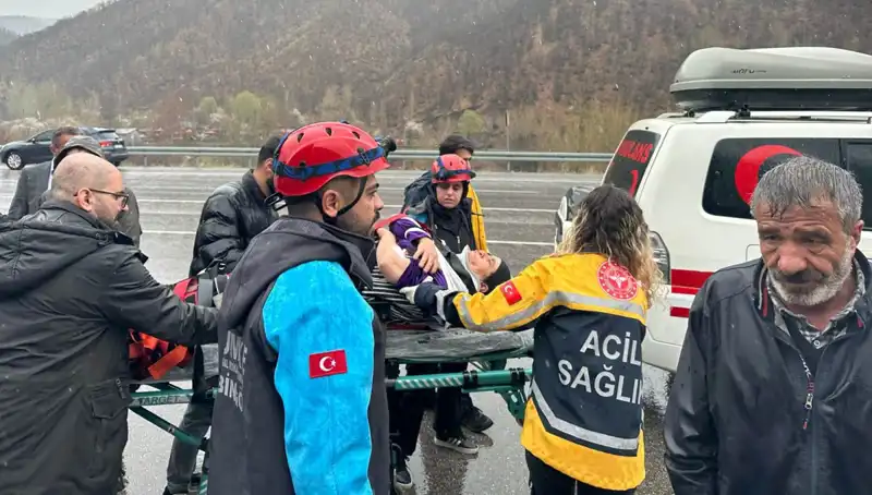Otomobil İstinat Duvarına Çarptı: 5 Kişi Yaralandı, Olayın Perde Arkası Neler?