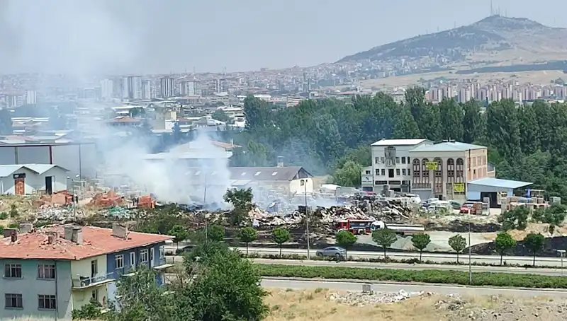 Otluk Alanda Çıkan Yangın, Depoları Kül Haline Getirdi