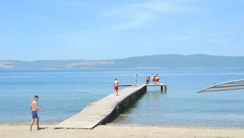 Sıcak Havalar Çeşme'yi Deniz Keyfiyle Doldurdu: Plajlar Dolup Taştı!