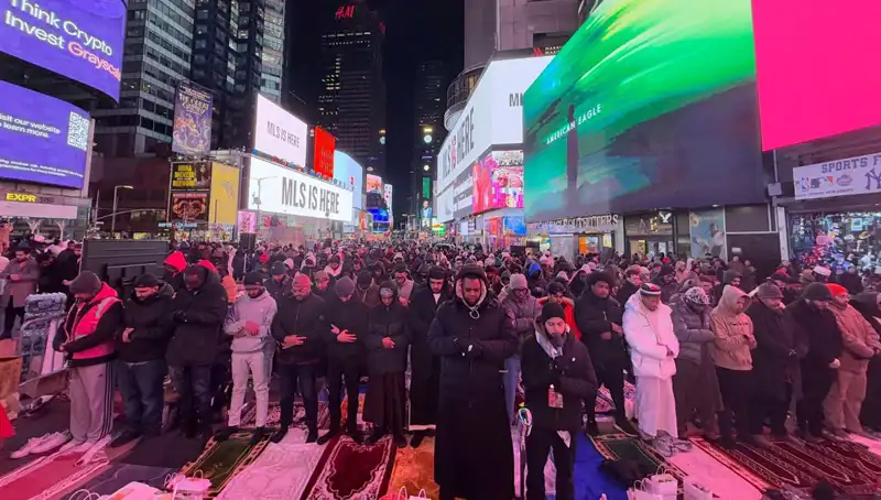 New York Times Meydanı’nda İlk Teravih Namazı: Camiler Doldu Taştı!