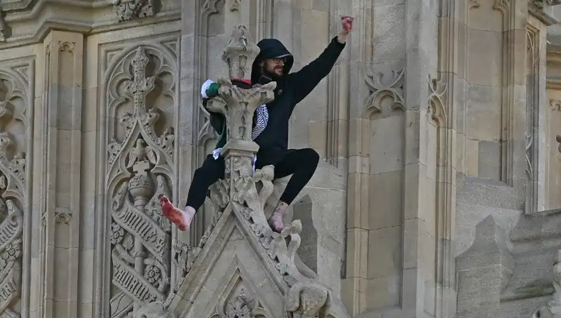 Londra'da Yapılan Protesto: Filistin Bayrağı Big Ben Kulesi'nde Dalgalandı