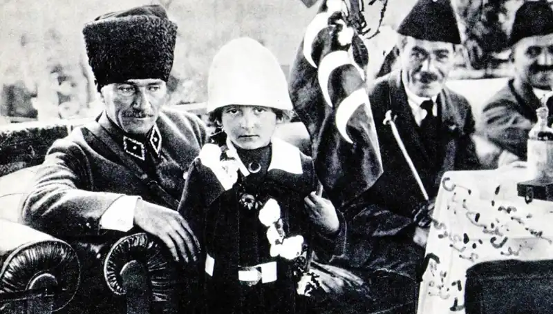 O Şapkanın Altında Bayram Doğdu: Unutulmaz Fotoğrafın Hikayesi