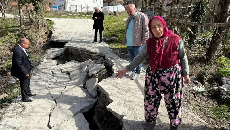 130 Haneli Mahalle Diken Üstünde: Heyelan Yolu Kapattı!