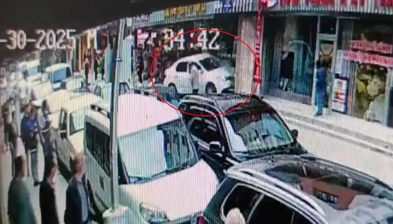 Alkollü Sürücünün Mağazaya Dalması Sonucu İki Çocuk Hayatını Kılpayı Kurtardı