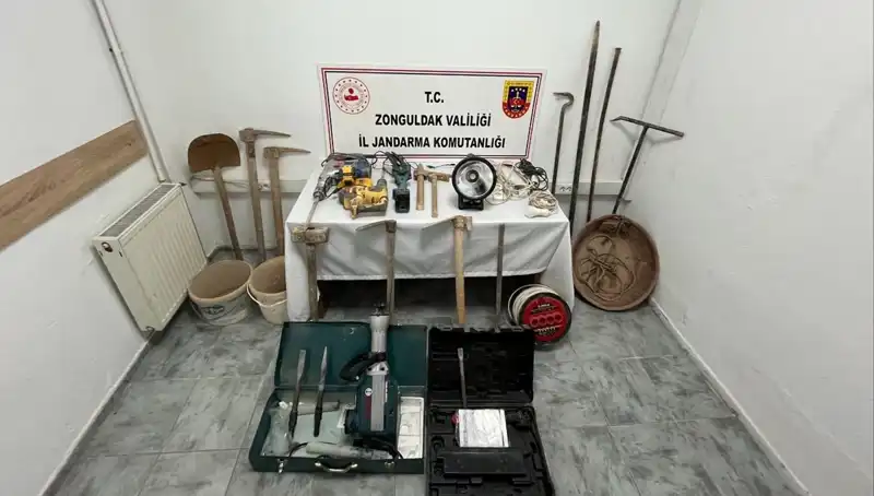 Çaycuma'da Kaçak Kazı Yapan 5 Kişi Suçüstü!
